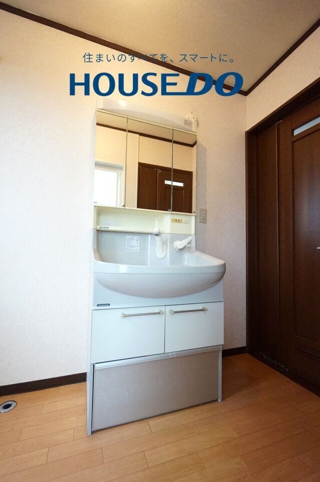 身だしなみを整えやすい三面鏡を採用しています。鏡の後ろの収納スペースも散らかりやすい洗面スペースをすっきり使えて嬉しいですね