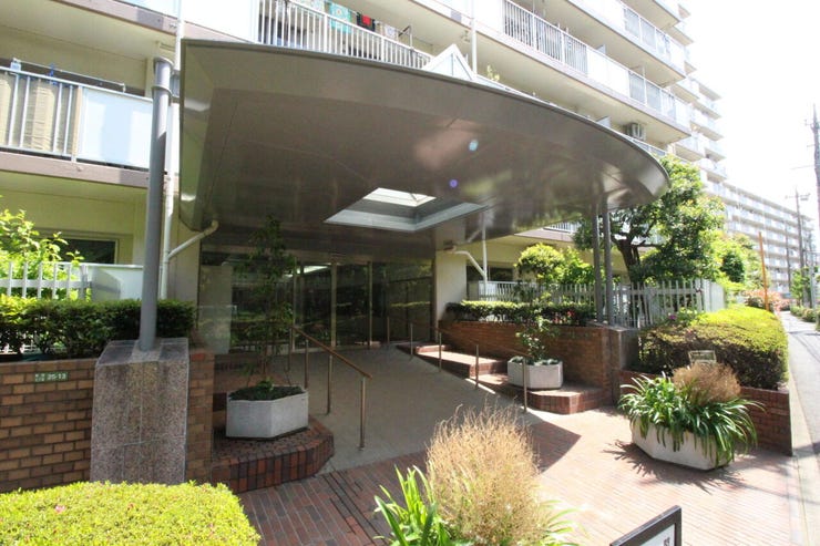 エントランスは、マンションの「顔」印象を左右する大事な空間です。居住者の帰り、訪れる方を優しく迎えてくれます。