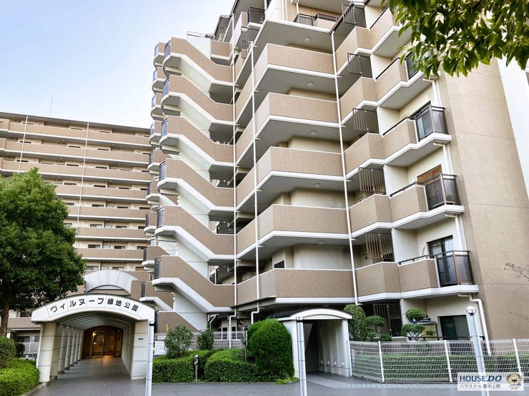 【外観】
小高い丘の上にあり、豊かな緑に囲まれた立地です。エントランスにはオートロックと宅配ボックスが設置されています。また、教育施設、スーパー等が徒歩10分前後の距離にあります