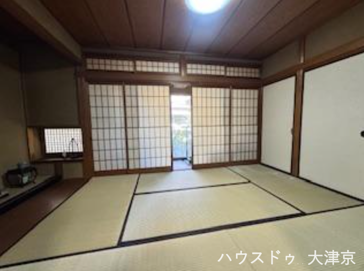 障子から差し込むやわらかな光。広々とした空間でゆったりとしたひとときを。