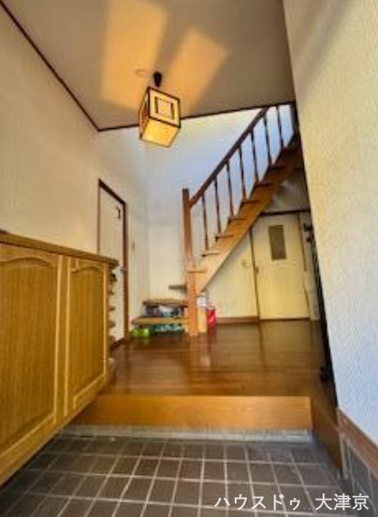 明るく広々とした玄関ホール。木の温もりを感じる階段で家族を迎えます。