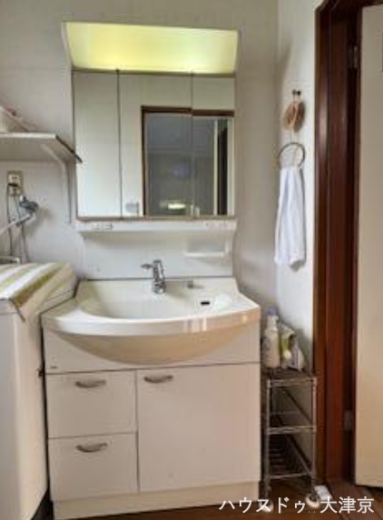 収納力のある三面鏡付き洗面台。忙しい朝も使いやすく、快適に。