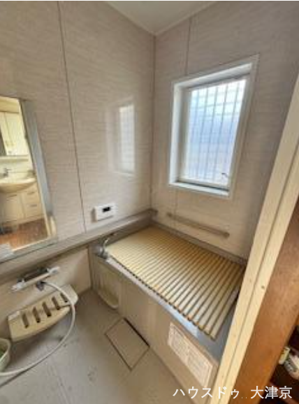 窓付きで明るい浴室。換気もできて、カビの発生を抑えます。