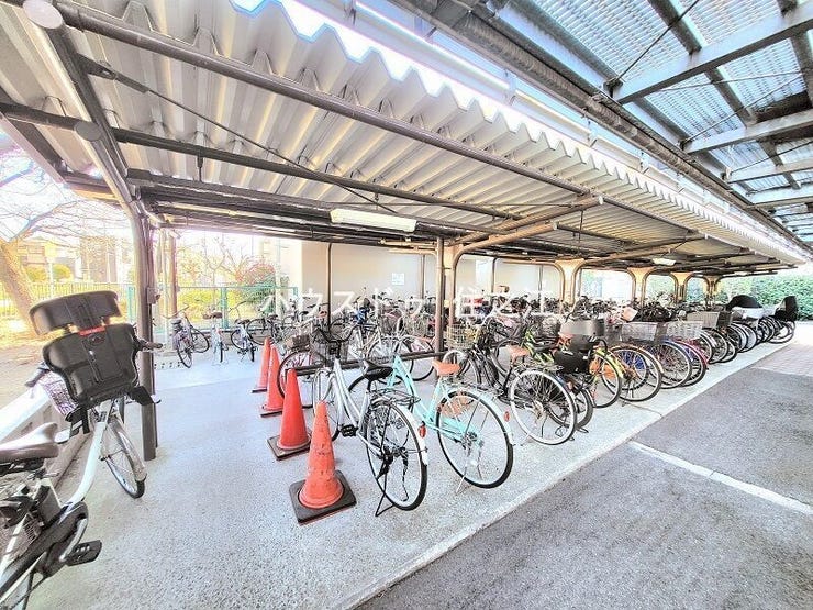 ★屋根付きの駐輪場ですので雨の日も安心。サドルが濡れる事も無いですね!