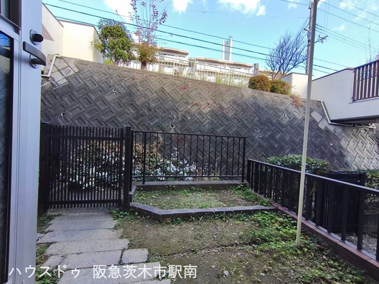 1階キッチン側勝手口の庭部分