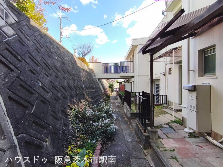 1階勝手口入口へのアプローチ