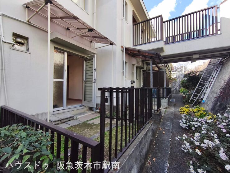 1階勝手口通路側より