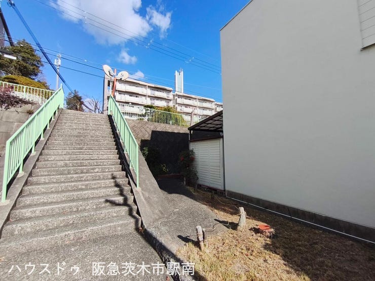 1階勝手口入口へのアプローチ