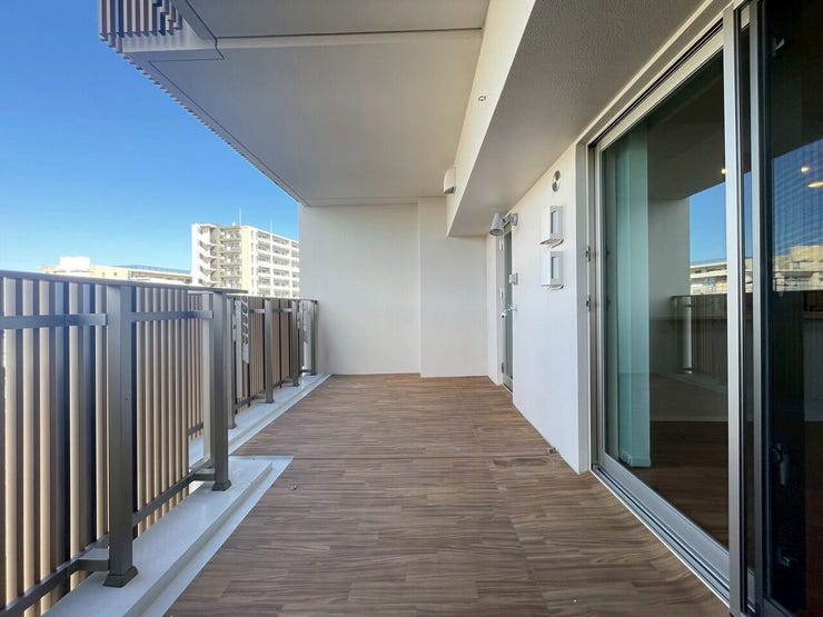 北西向きの優しい陽当たりのバルコニー