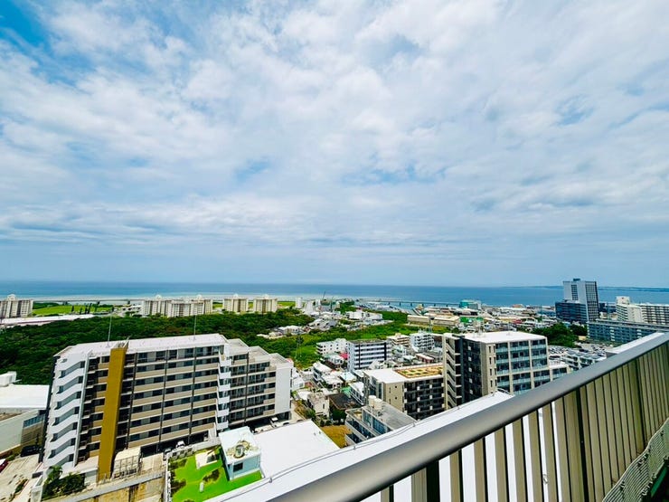 共有屋上からは海が見えます!