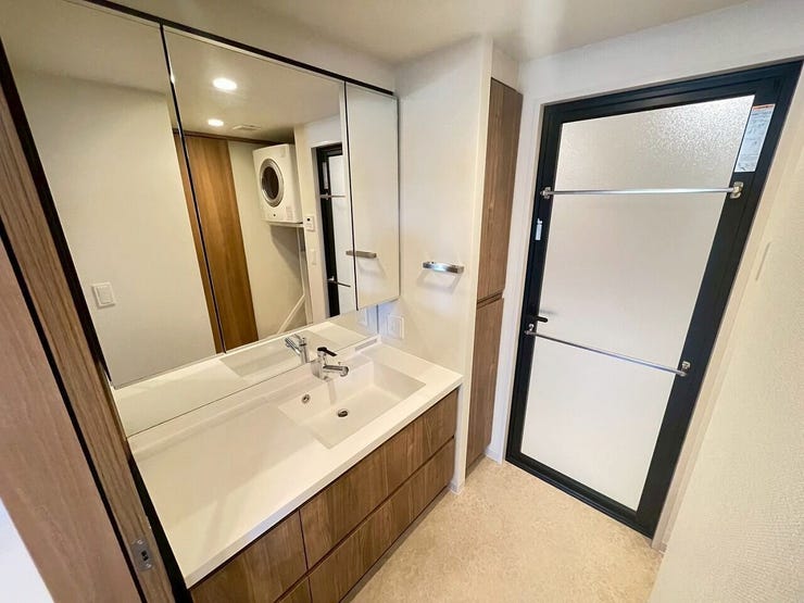 大きな洗面台は収納付きで使い勝手良好