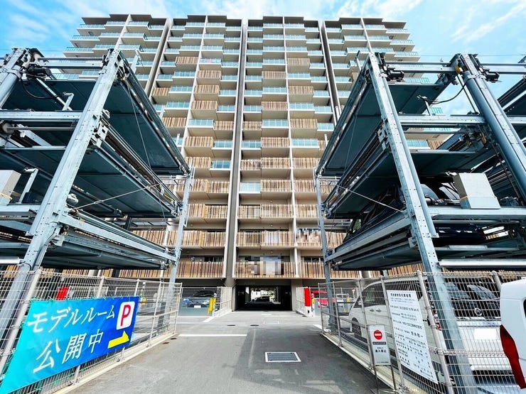 【外観】
大通り沿いの建物外観写真