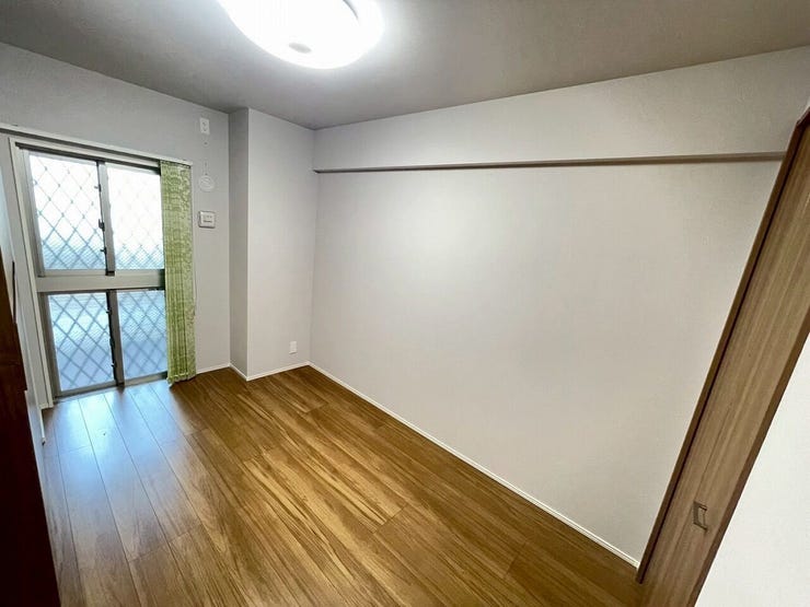 柔らかな陽射しが入り、心地よい時間を過ごせる洋室です