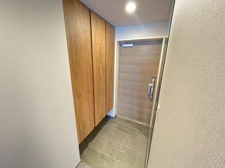 玄関収納がある広々とした玄関