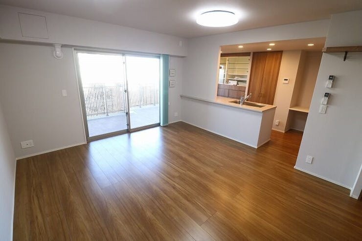 家族の声が広がる、16.8帖のリビング