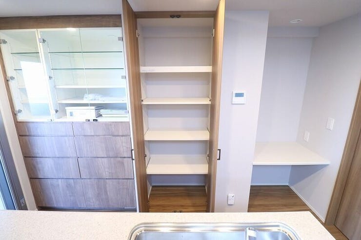 オーダーメイドの食器棚で収納も豊富