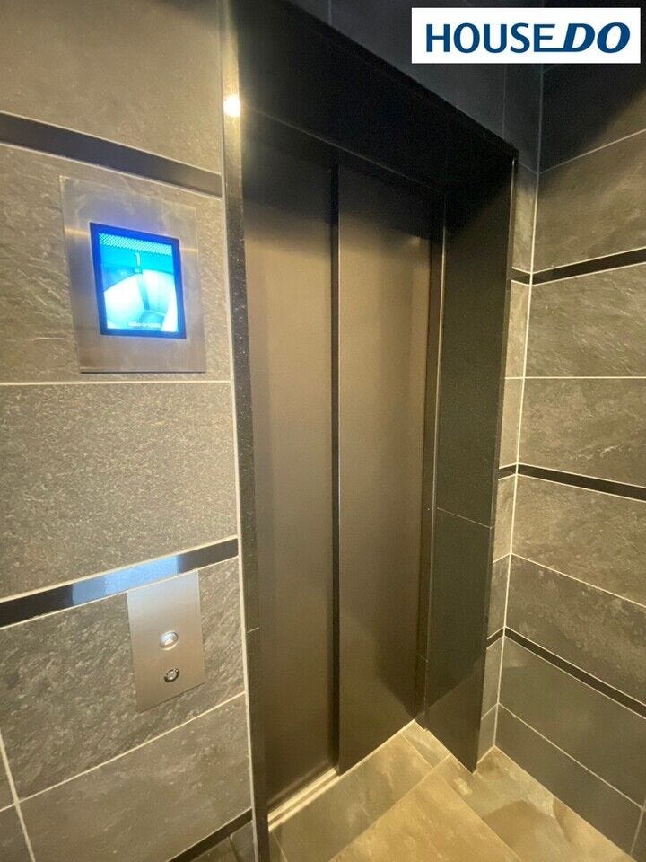 モニター付きのエレベーター