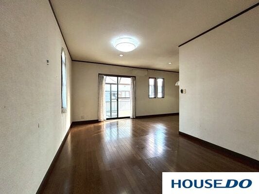 大きな窓があり、明るく風通りの良いリビングです♪