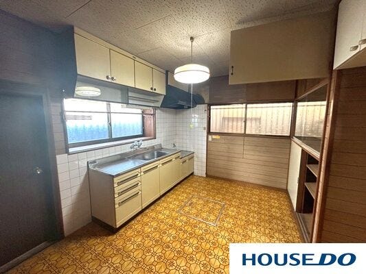 上下に収納付きで、キッチンをすっきり保てますよ♪