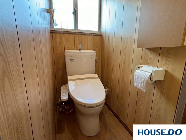 木目調の壁パネルが、落ち着いた温かい雰囲気を作っています
トイレ本体が綺麗で、機能的な温水洗浄便座が設置されているのが嬉しいポイントです!