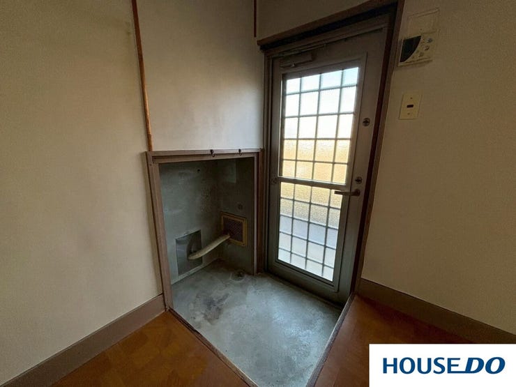 窓ガラスが格子状になっていて、外からの光を部屋に取り込みつつ、デザイン性もあっておしゃれですね。部屋全体が明るく見えます♪