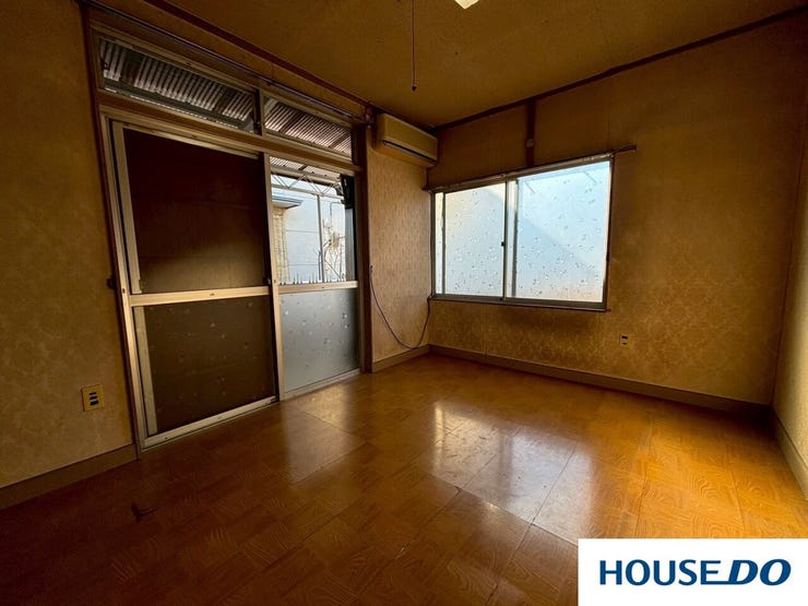 艶のある木目のフローリングは、お部屋に温かい雰囲気と清潔感を与えています。どんなインテリアにも合わせやすく、居心地の良い空間を作ってくれそうです!!