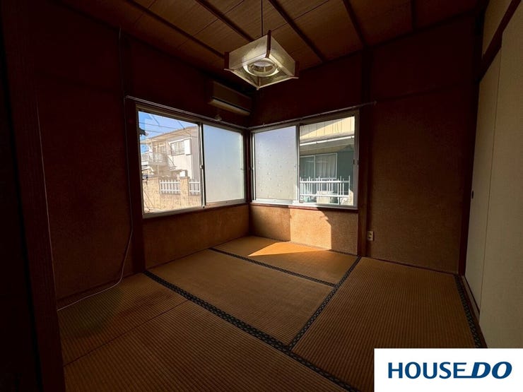 畳の空間は、フローリングとは違った落ち着きと安らぎを与えてくれます。ゴロゴロと横になったり、和の趣を楽しむのに最適です!!