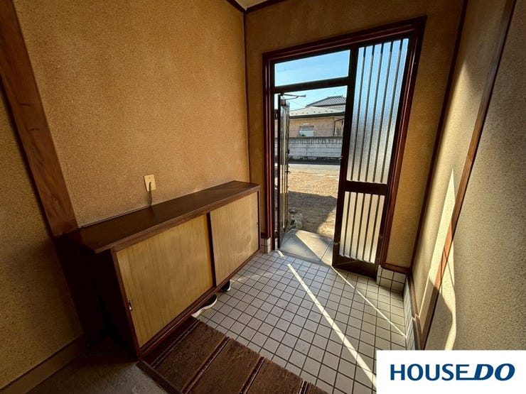 備え付けの収納棚は、収納力があり、天板の上に鍵や小物を置けるスペースがあるのも便利そうです