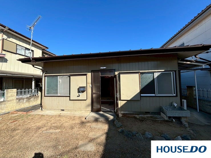 【外観】
落ち着いた佇まいの平屋建てで、安定感があり、暮らしやすそうです
古民家風やレトロな雰囲気があり、手を加えればさらに魅力的な空間になりそうです