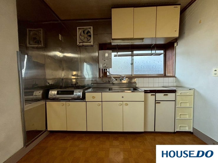 上部に吊り戸棚、下部にキャビネットがずらりと並んでいて、調理器具や食器をたっぷり収納できるのが魅力的です。キッチン周りが散らからず、すっきり片付きそうですね!!