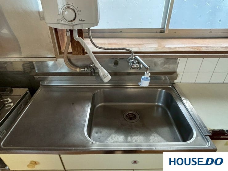 シンク、コンロ、調理台、そして収納までが一列に並んだカウンターは十分な長さがあり、広々と効率的に調理ができますね!!