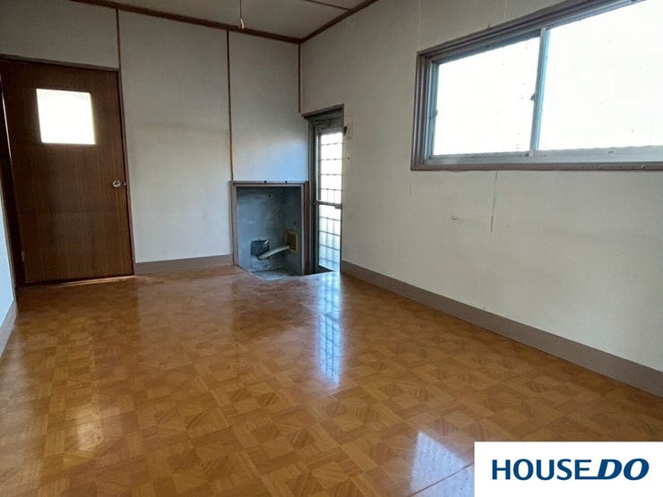 大きな窓から自然光がたっぷり入っていて、お部屋全体が明るいのが素晴らしいですね。床もピカピカに磨かれていて、とても清潔感があります!