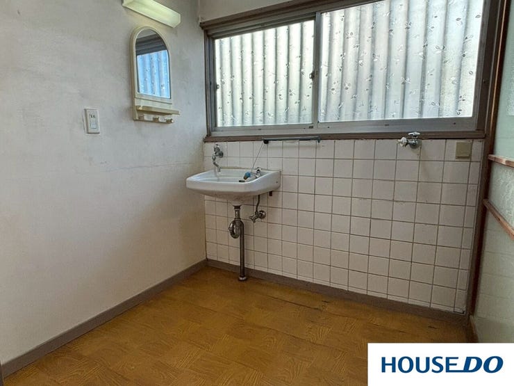 大きな窓があるため、日中は電気をつけなくても明るいのがとても良いですね。朝の身支度が気持ちよくできそうです!!