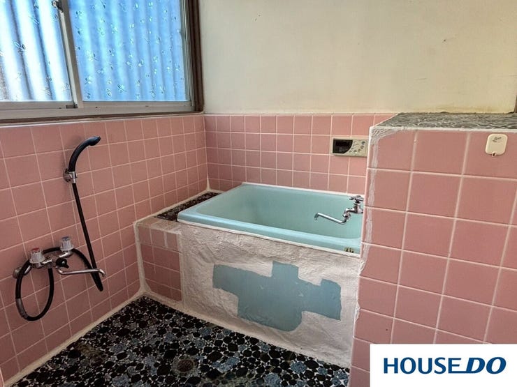 壁一面のピンクのタイルと、バスタブの**ミントグリーンのコントラストがとても可愛らしく、レトロポップな雰囲気を醸し出していて素敵です!