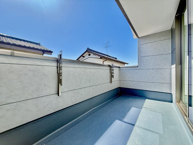 ◇バルコニー◇
南側に面したバルコニーですので1日を通して明るいです。陽の光がたっぷりと降り注ぎますのでお洗濯物もよく乾きそうですね。日中の最も洗濯物干しに適した時間帯を最大限に活用できます。