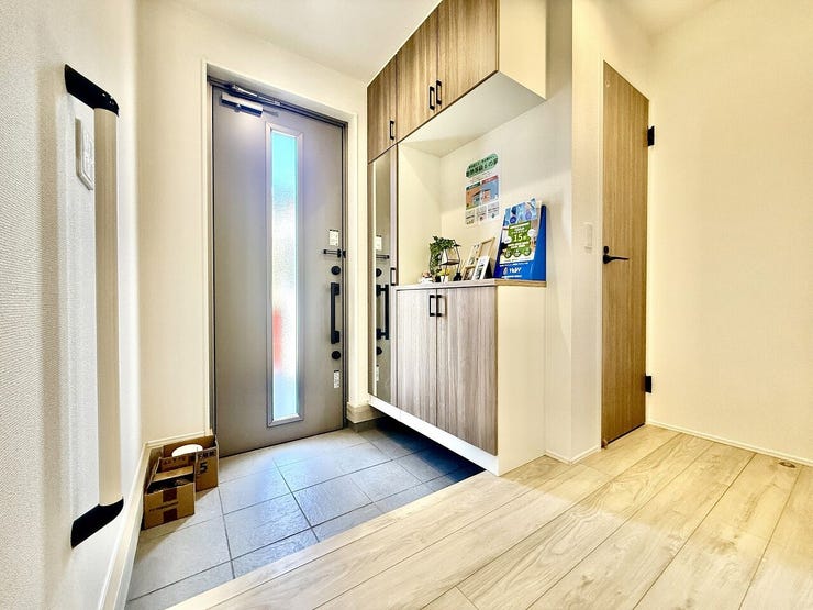 ◇玄関◇
明るく温かな雰囲気で家族の帰りや来訪者を出迎えてくれる玄関です。2人並んでも靴を履ける広さが、忙しいお出かけ前には嬉しいポイントになるかと思います♪