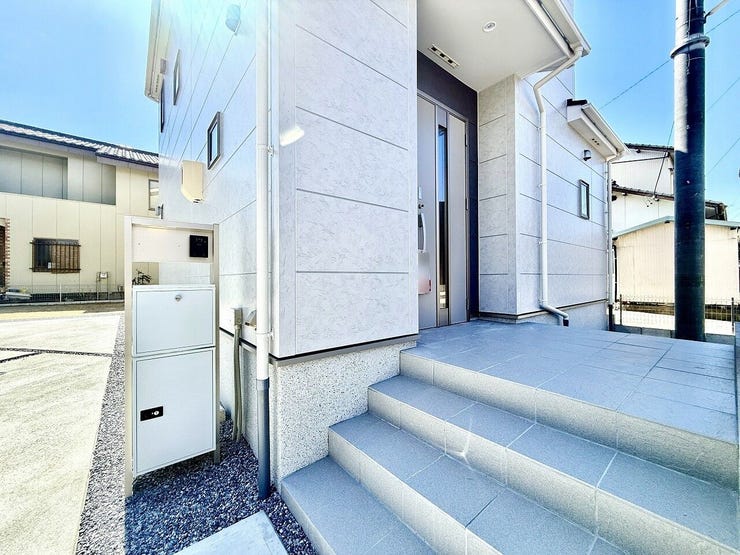 ◇エントランス◇
スタイリッシュな玄関扉が魅力的。ダウンライトも設置されていますので、暗い夜でもご家族やお客様を優しく迎えます。宅配BOXもあり、再配達を依頼すること無く、荷物を受け取れます。