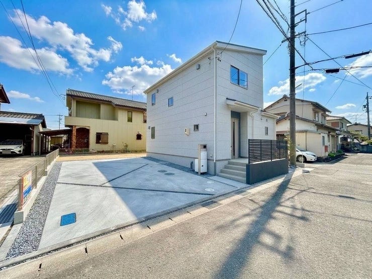 ◇駐車場◇
駐車スペースは4台駐車可能です。来客時や、将来、車を買い足す場合にも安心です。ゆとりある駐車スペースは生活スタイルに合わせて柔軟に対応できますね。自転車やバイクなども置いていただけます。