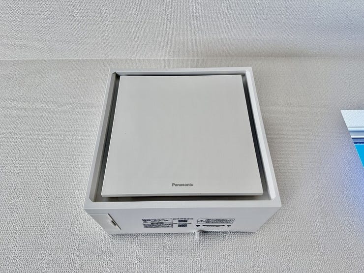 ◇熱交換気システム◇
室内の温度と湿度を、ある一定程度に保つことができます。機械を用いて24時間空気を入れ替えるため、花粉やPM2.5等の有害物質が取り除かれ、いつでも綺麗な空気で生活ができます。