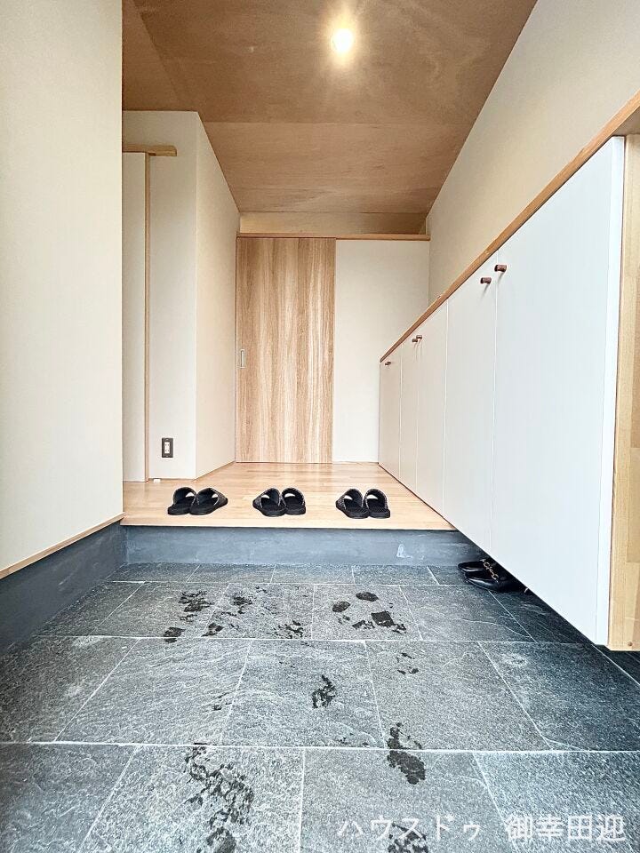 ■□■「しまう」が叶える、美しい玄関■□■大容量のシューズボックスがあることでいつも整理された、気持ちの良い「家の顔」を保てます。