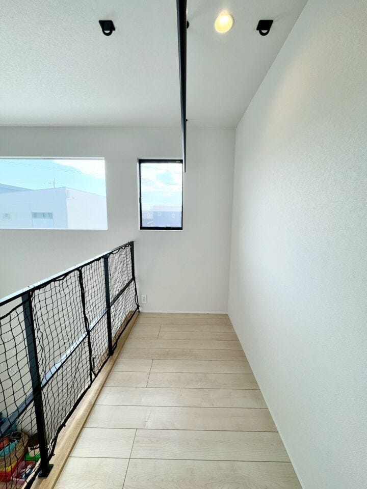 ■□■2階廊下■□■
天井に付いているフックはブランコを設置したり、ハンモックを設置できる強度があります