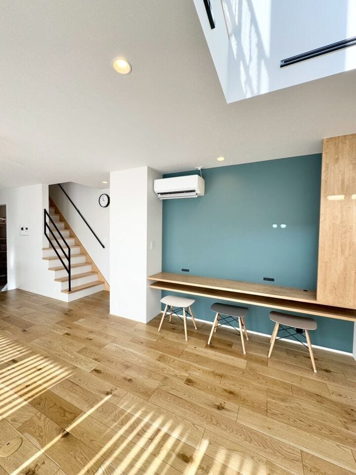 ■□■リビング■□■
アクセントクロスの壁は磁石対応!
壁に穴をあけず、お子さまの時間割やカレンダーなど掲示できます