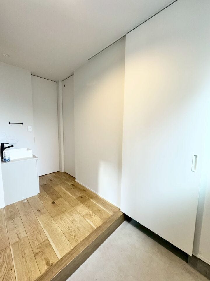 ■□■玄関■□■
シューズクローク
玄関には手洗い場があり、帰ってきてすぐ手洗いうがいができます