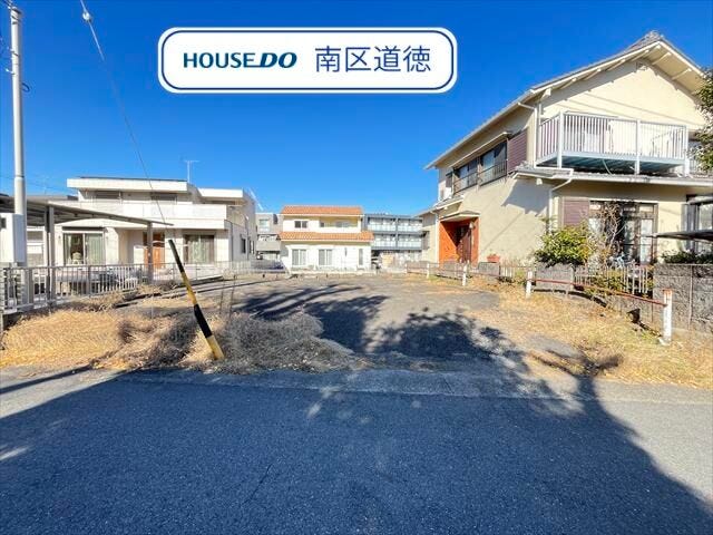 【外観】
約39.26坪のお土地です。南向きのため日当たり良好です!
地下鉄桜通線/瑞穂区役所駅 徒歩約6分、市営バス「汐路小学校」停 徒歩約4分と通勤や通学に便利な立地。
(2025年12月12日撮影)