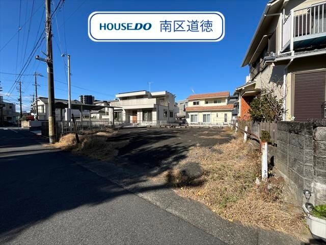建築条件が無い土地ですのでお好きなハウスメーカーで建築可能です!
間口が広いので駐車がしやすいお土地です。
(2025年12月12日撮影)