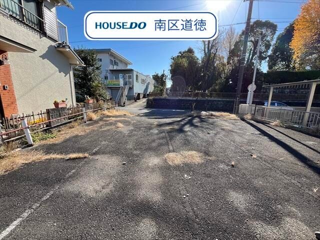 道路の向かいには「八幡社(東栄町八幡社)」があり、住宅街にありながらも、緑豊かで静かな落ち着いた住環境です。
(2025年12月12日撮影)