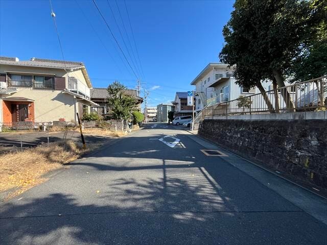 幅員約7.2mの南側前面道路です。引越し業者のトラックも問題なく停めて置くことが出来る道幅です。
(2025年12月12日撮影)