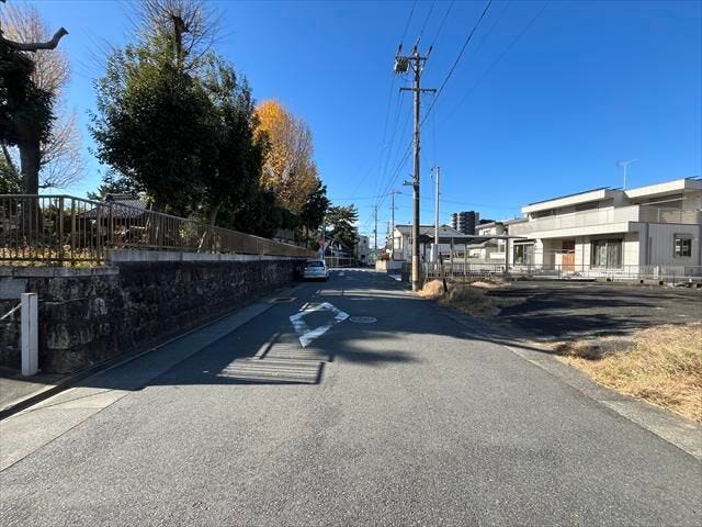 南側前面道路:陽当たり・通風が良いので南側に庭や窓を作りやすくなり、家の中に長時間光を取り込むことが出来ますね。
(2025年12月12日撮影)