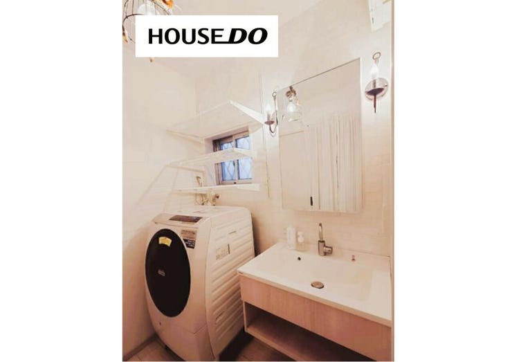 広々洗面台で顔や手が洗いやすい♪ミラー横の照明もおしゃれで、朝の支度が楽しくなる洗面スペースです!