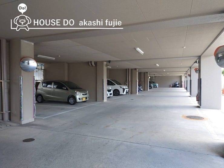 マンション駐車場です。空き状況は契約前にご確認ください。